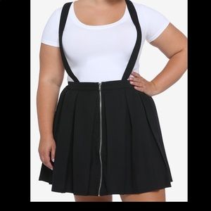 NEW Hot Topic Black Pleated Suspender Skirt ⭐️🖤